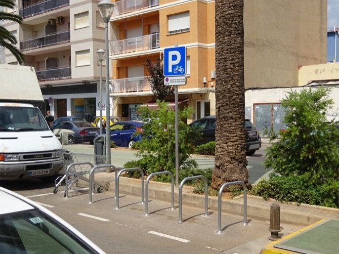 Uno de los nuevos aparcabicis que se han habilitado en Dénia