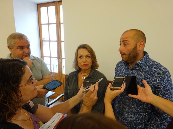 La presidenta del CEDMA, Sonja Dietz, atiende a los medios tras el pleno