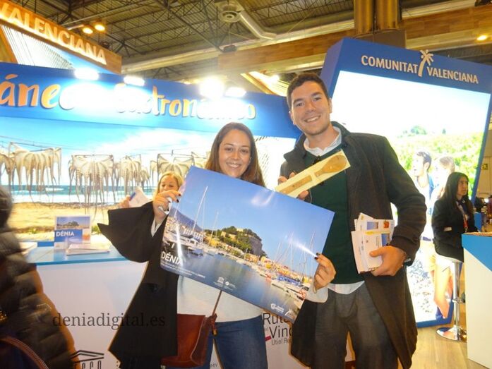 Unos turistas en el stand de Dénia en Fitur