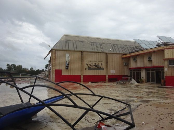 Una imagen del pabellón de deportes, tras el temporal de septiembre, cuya reparación se iniciará este año Una imagen del pabellón de deportes, tras el temporal de septiembre, cuya reparación se iniciará este año