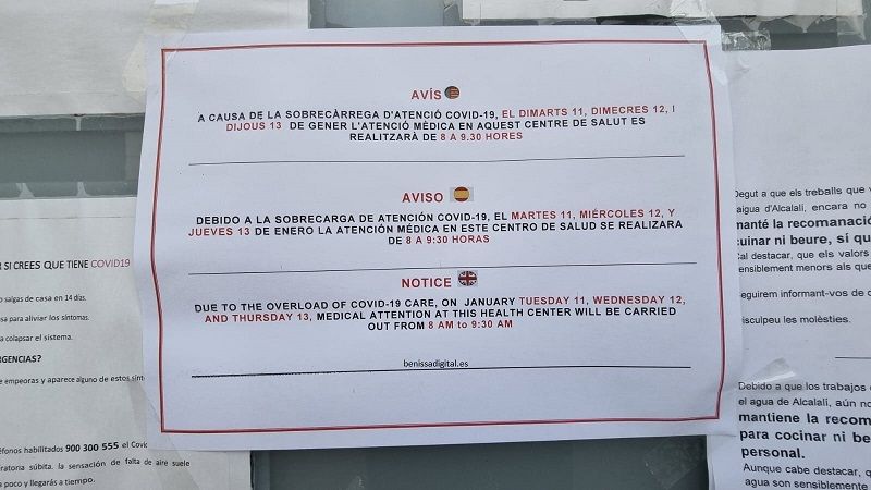 Cartel avisando de las novedades en la puerta del consultorio sanitario de Lliber