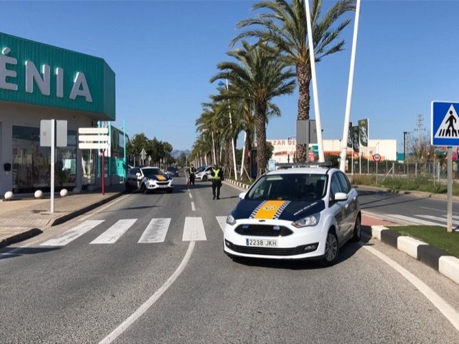 Imagen de archivo de la Policía Local de Dénia durante un control en la ciudad.