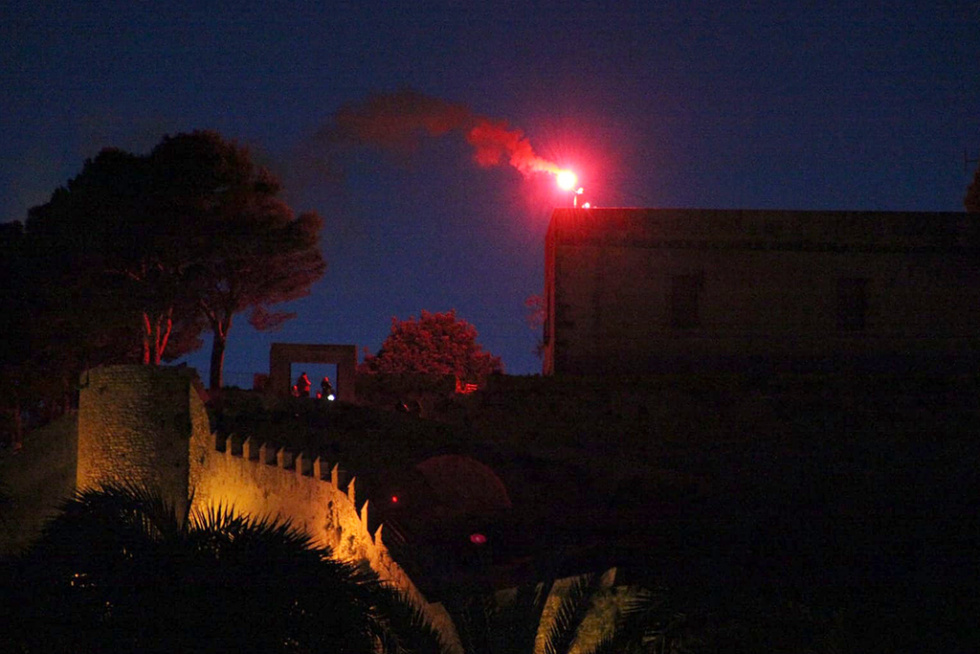 Dénia 'encenderá' sus edificios históricos este domingo en defensa de los derechos humanos en el Mediterráneo