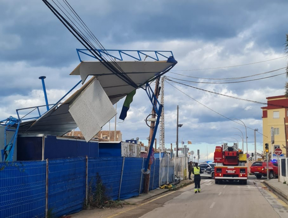 El fuerte viento obliga a múltiples intervenciones en Dénia y mantiene la vigilancia este jueves