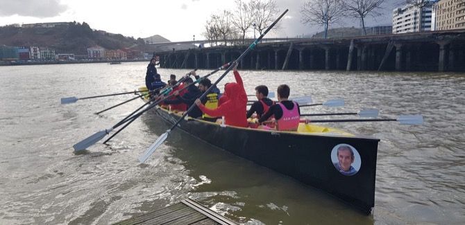 El equipo de Remo del Real Club Náutico de Dénia en la ría de Bilbao
