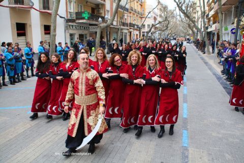 una imagen de la entraeta del Mig Any de Moros y Cristianos de Dénia del pasado año