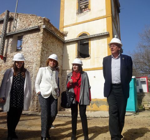 La concejal de Educación, Melani Ivars, la consellera, Josefina Bueno, la rectora, Amparo Navarro y el alcalde, Vicent Grimalt, en su visita a las obras de Torrecremada
