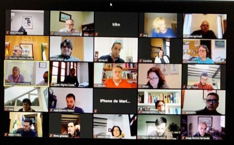 Videochat entre los alcaldes de la comarca y el gerente de la sanidad comarcal. Arriba en una esquina el de Dénia, Vicent Grimalt, en el centro Benissa y Xàbia, con el borde amarillo, el gerente Luis Carretero