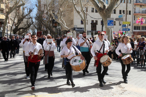 Búscate en la ofrenda de flores de las fallas de Dénia