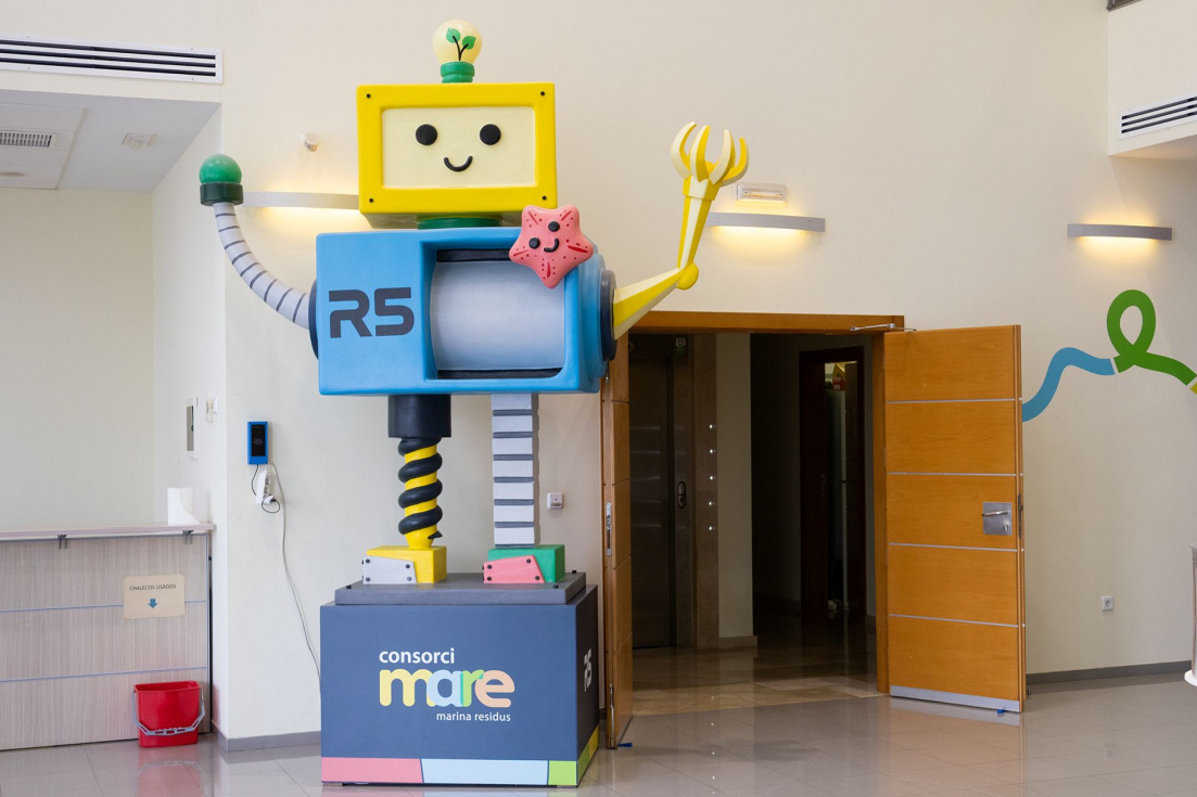 Escultura del robot R5 en el Hall del Complejo Ambiental de El Campello
