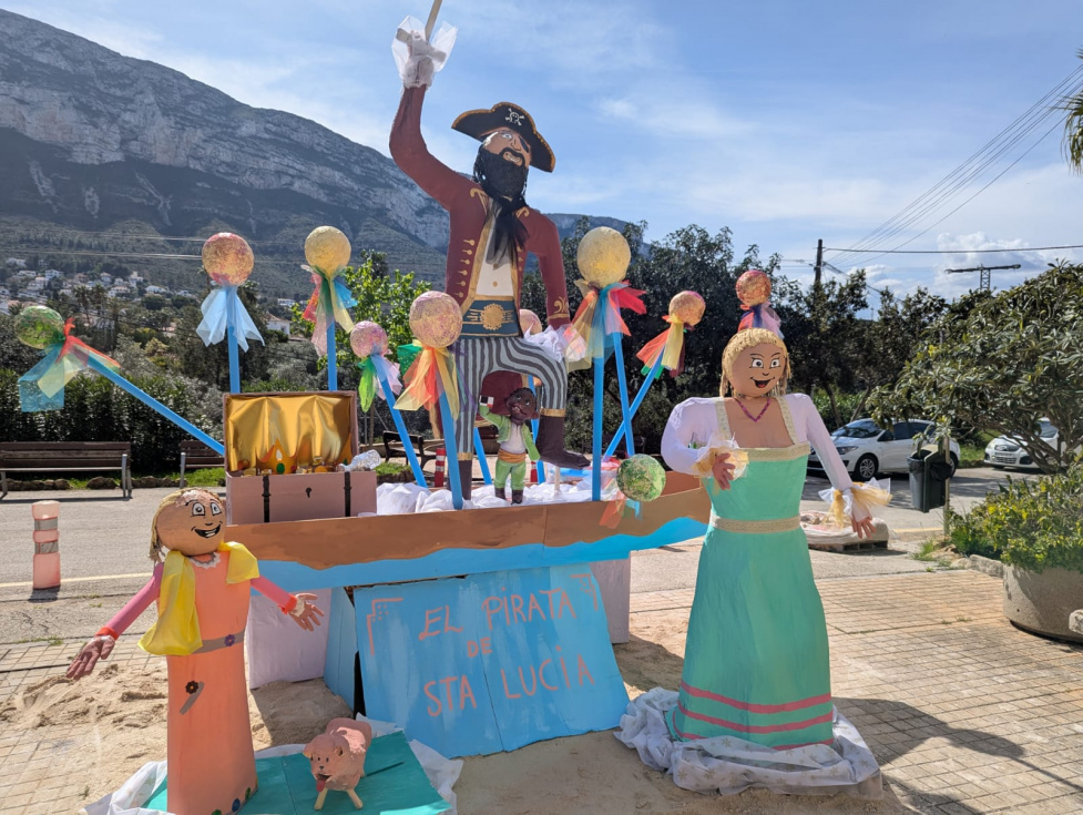 La residencia Santa Llúcia de Dénia vive el ambiente fallero con la plantà de su propio monumento