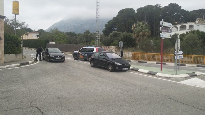 Uno de los controles de la Policía Nacional, ayer en el cruce de Les Rotes y la carretera de Les Planes