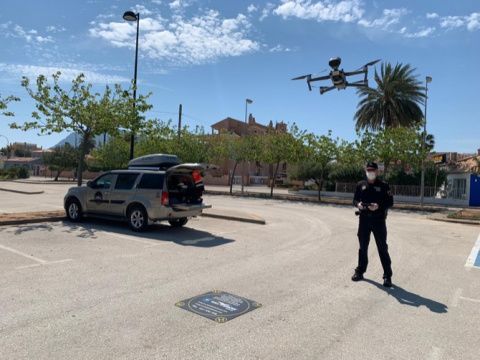 Un agente de la Policía Local con el dron de vigilancia. Foto: Ajuntament de Dénia