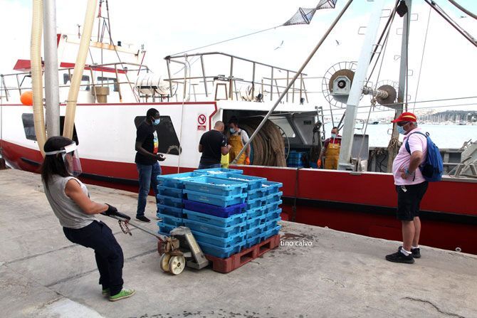 Archivo. Una imagen de un barco de pesca en el puerto de Dénia