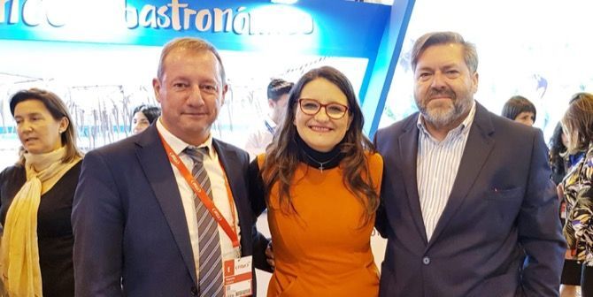 Imagen de archivo. Monica Oltra con Rafa Carrió en Fitur 2019