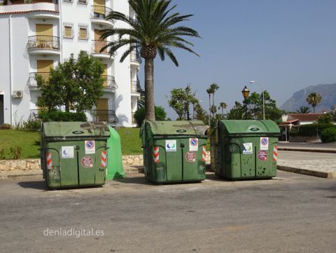 Una batería de contenedores de Dénia, en la zona de Les Marines.