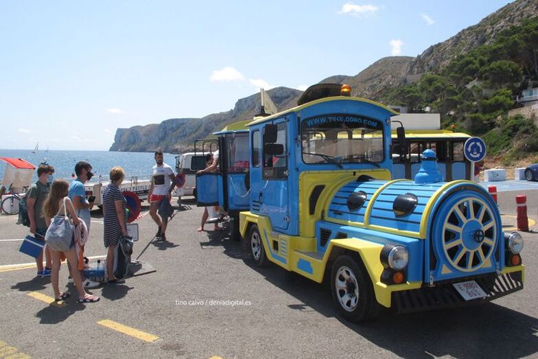 Archivo. Bañistas suben al tren turístico que lleva a Les Rotes, el verano pasado