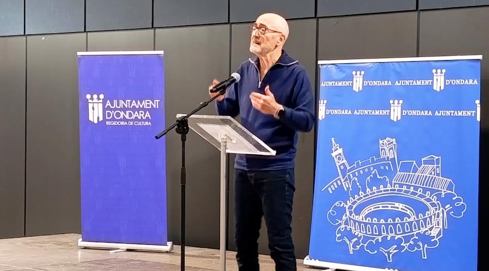 Robert Miralles presenta en Ondara el catálogo de linajes locales en el acto del Día del Libro