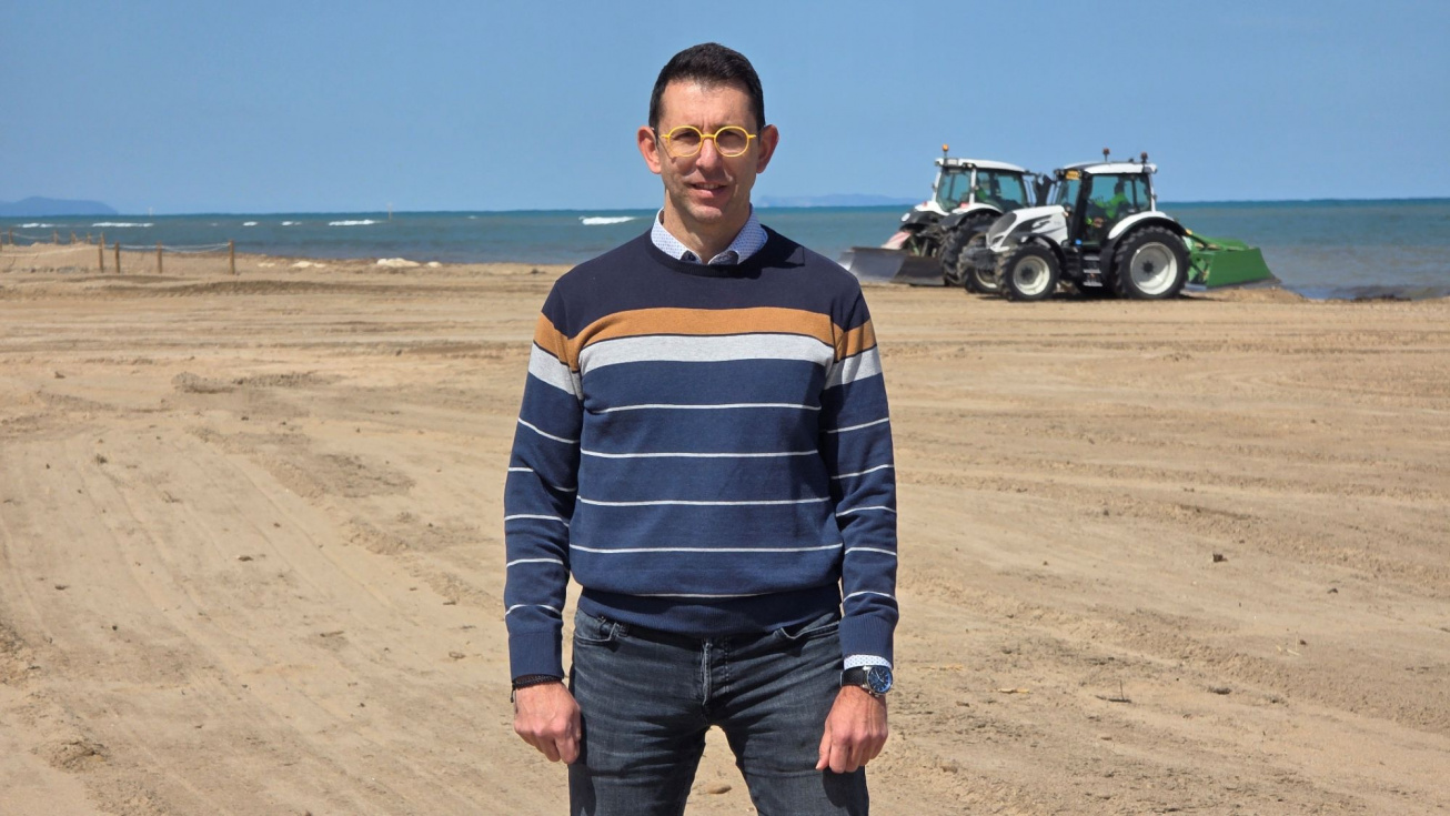 Pepe Dom&eacute;nech, concejal de Playas del Ayuntamiento de D&eacute;nia, durante los trabajos de acondicionamiento del litoral con maquinaria municipal