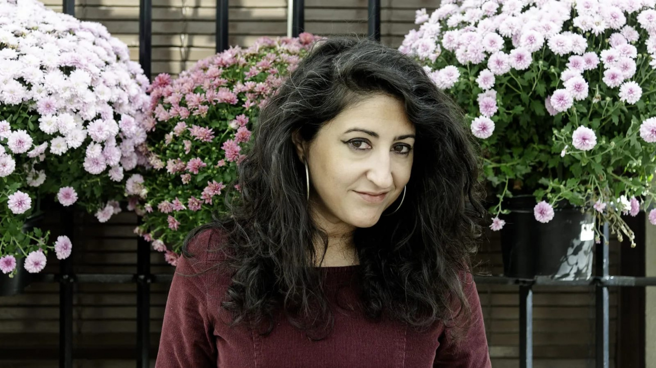 La escritora Azahara Palomeque refuerza el pensamiento crítico en el ciclo Koinós de Dénia