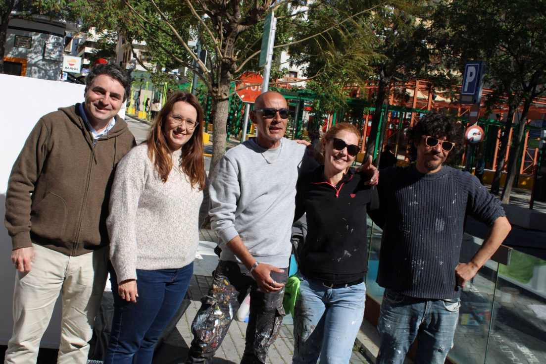 Dénia impulsa una iniciativa que une arte y reciclaje para mejorar el uso de los contenedores de poda