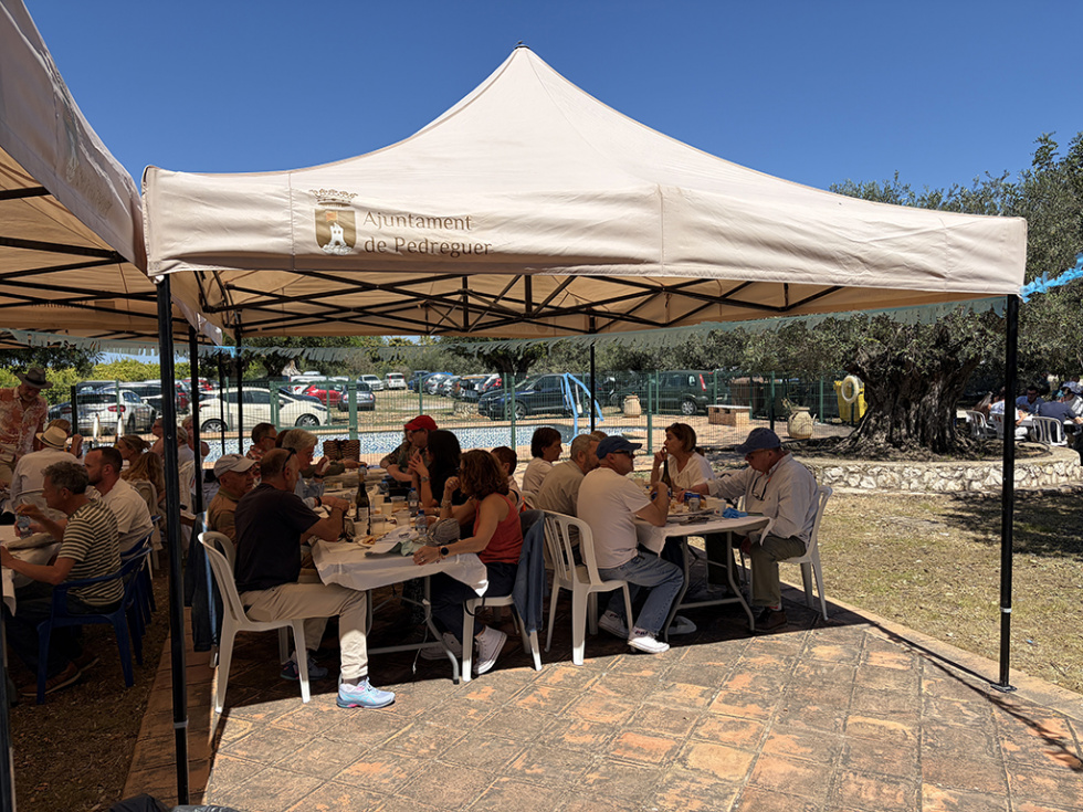 Amadem reúne a 200 personas en su XII Calçotada visibilizando la salud mental en La Marina