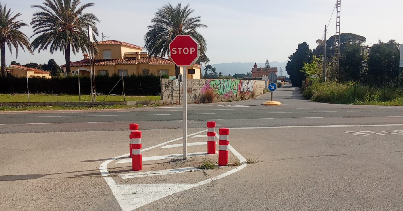 La Policía Local de Dénia continúa con la mejora de la señalización vial en distintos puntos del municipio