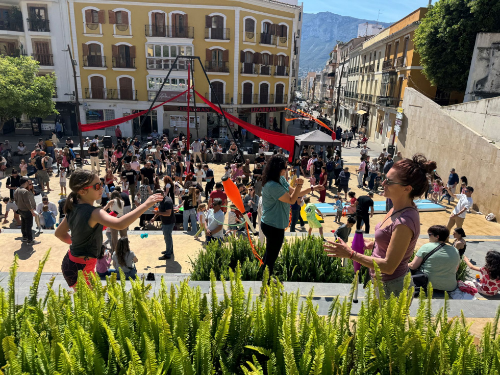 Dénia llena la plaza del Consell de circo y participación en la jornada “Dénia en Circ”
