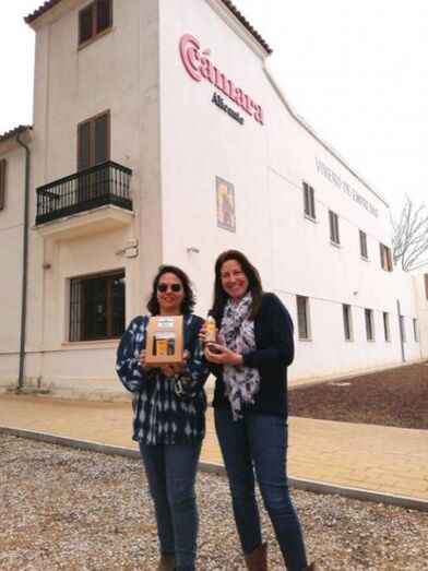 Daniela y Alanah, con los productos que venden a través de su empresa