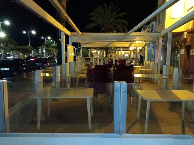 Un local de la explanada de Cervantes de Dénia, el sábado por la noche ya cerrado.