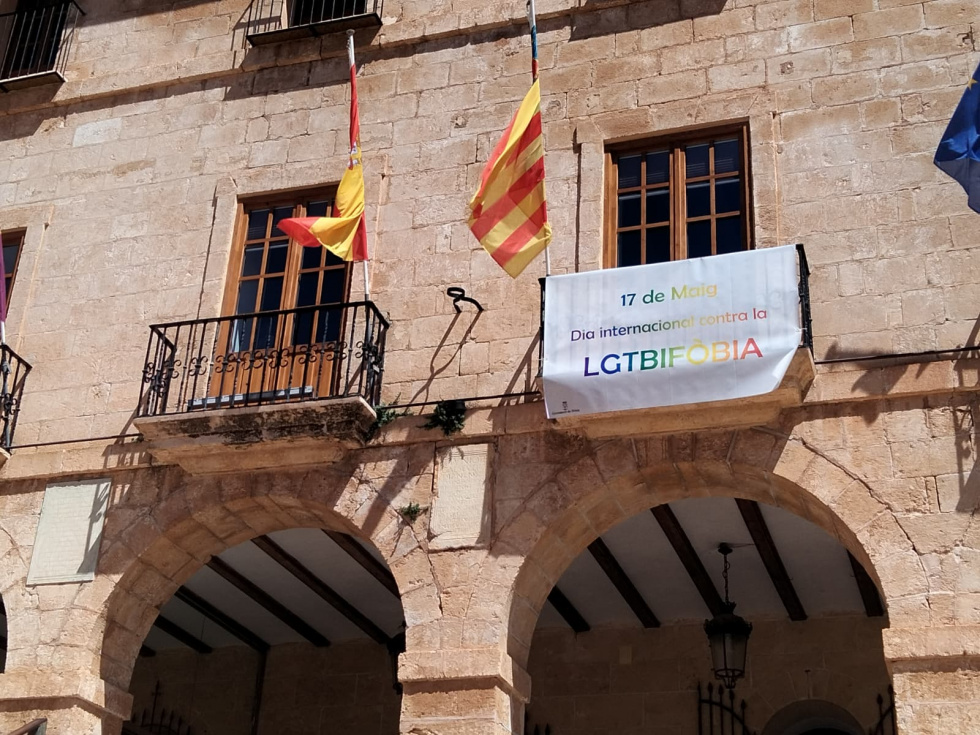 Dénia lanza la campaña “La diversidad rompe barreras” con motivo del Día Internacional contra la LGTBIfobia