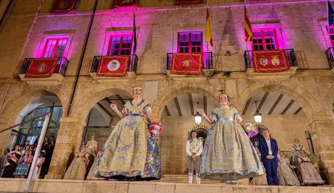 Amanda Giménez y Lucía Tabernero ya son las Falleras Mayores de Dénia 2027