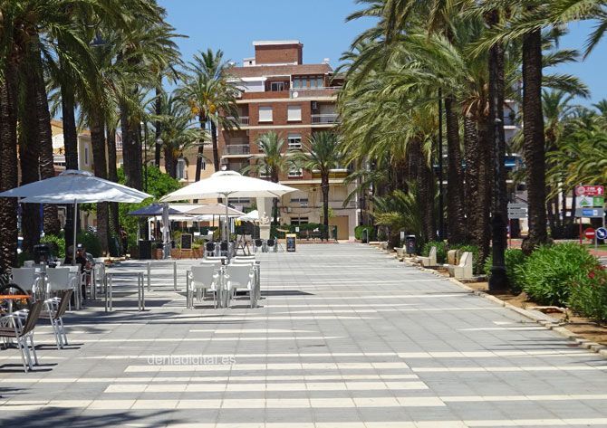 Una terraza en la explanada de Cervantes de Dénia