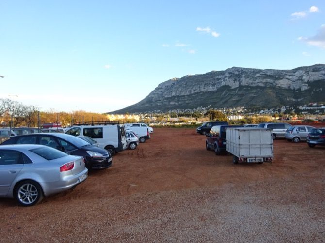 Archivo. Vehículos estacionados en el parking de Joan Fuster