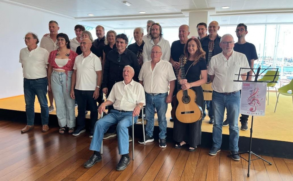 Las rondallas de Dénia y Ròtova comparten música y tradición en el Club Náutico