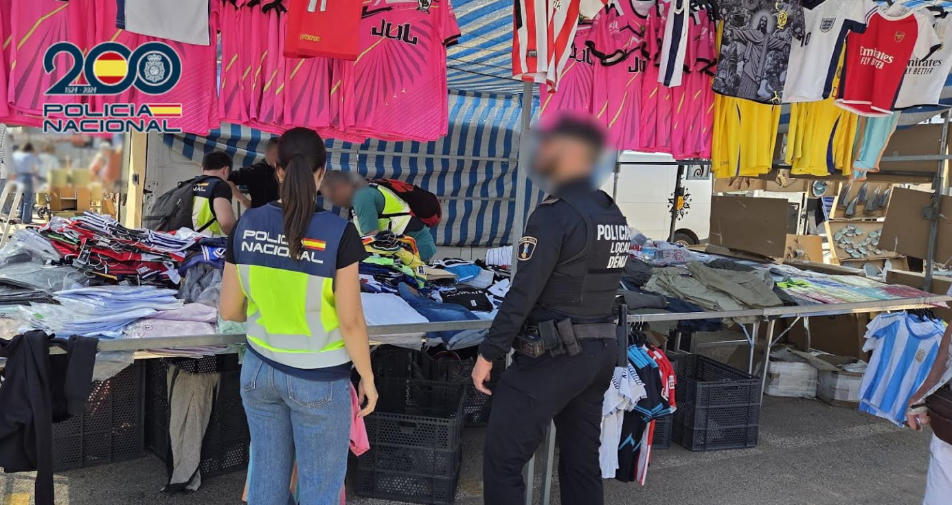 Doce detenidos en Dénia por la venta de más de 2.200 artículos falsificados en el mercadillo de Torrecremada