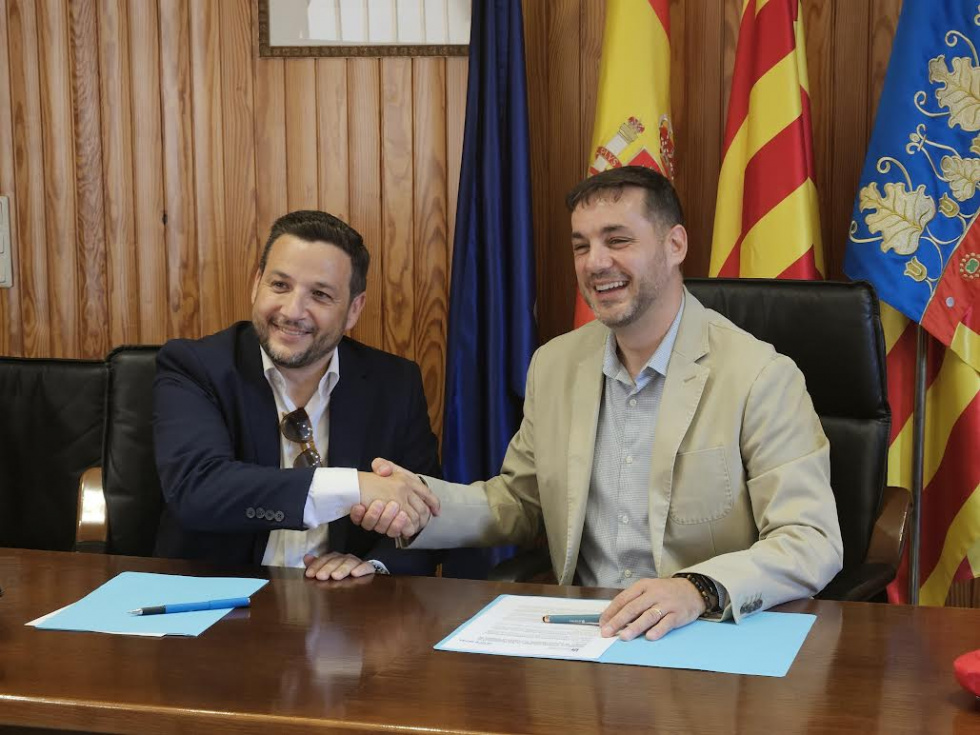 Juan David G&oacute;mez, director gerente de HCB Hospitales, y Jos&eacute; Ramiro, alcalde de Ondara, durante la firma del convenio de colaboraci&oacute;n