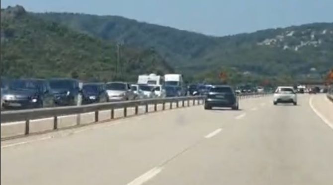 colas kilométricas en la AP-7 a su paso por la comarca de la Marina Alta debido a un accidente en el que se han visto involucradas varias motos.