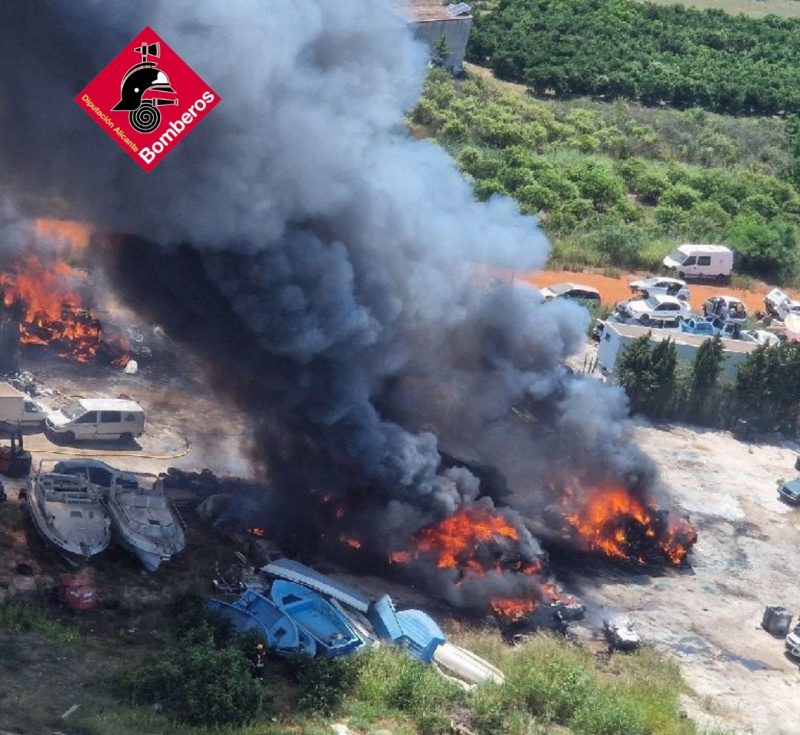 Arde un desguace en El Verger y provoca una gran columna de humo visible desde varios puntos de la Marina Alta