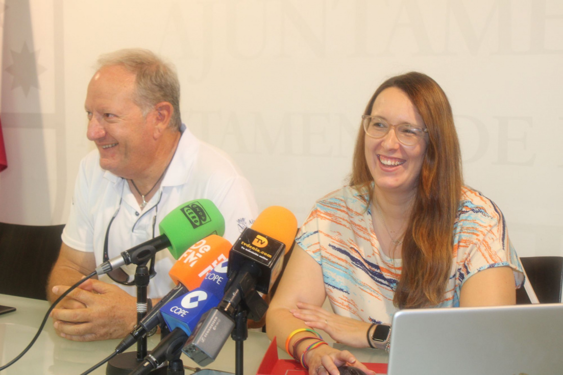 El coordinador del Servicio Ambiental Marino y de Pesca, Toni Mart&iacute;nez y la concejala de Transici&oacute;n Ecol&oacute;gica, Sandra Gertr&uacute;dix