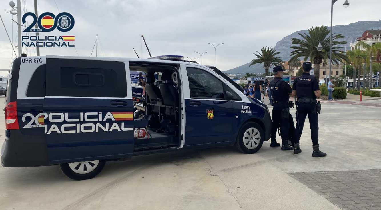Detenidos en Dénia tres jóvenes con una moto robada dentro de una furgoneta con placas “dobladas”