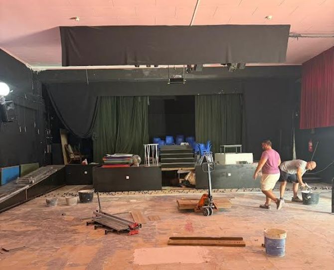 La sala de la Escuela de Teatro Comarcal de Dénia se renueva para mejorar la seguridad y la práctica escénica