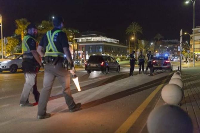 Archivo. Uno de los operativos de vigilancia nocturna de la Policía Local de Dénia