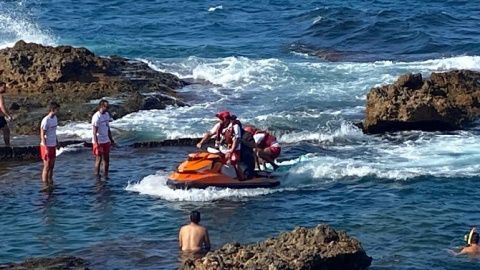 Un momento del rescate en la Cova Tallada. Foto: Ajuntament de Dénia