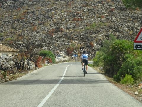 Un ciclista sube por la carretera de Vall d'Ebo, antes del mirador del Barranc de l'Infern