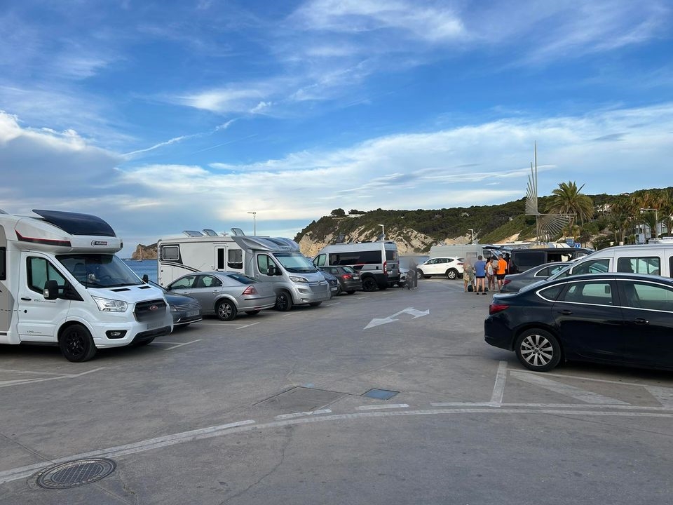 Imagen de la problemática de las caravanas en la Marina Alta