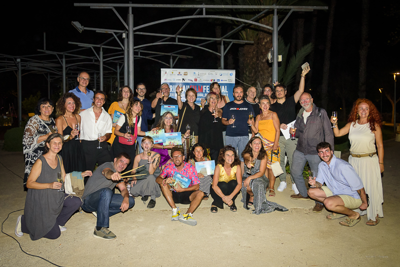 Premiados y organizadores celebrando los éxitos.