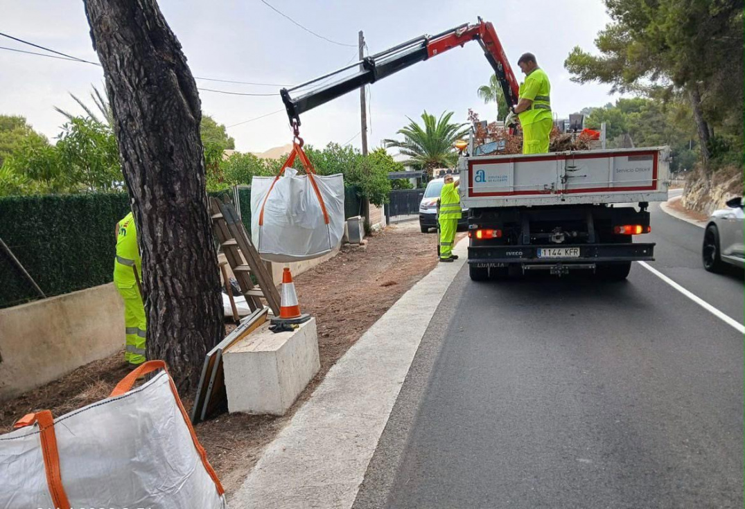 La Diputación de Alicante refuerza la limpieza de las carreteras provinciales para prevenir incendios forestales