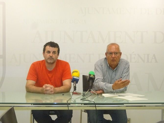 El alcalde, Vicent Grimalt, y el concejal de Deportes, Raúl García de la Reina en la rueda de prensa que han ofrecido para explicar lo sucedido en el pabellón de deportes