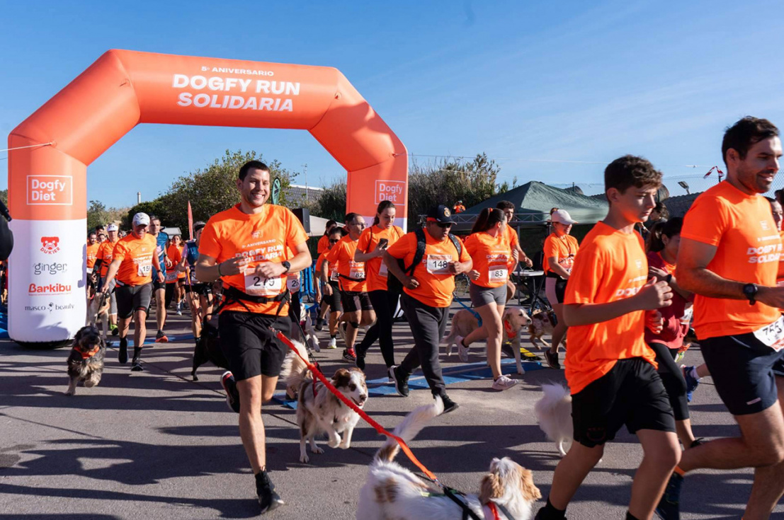 Participantes en una edici&oacute;n anterior de la Dogfy Run Solidaria. Imagen de archivo.